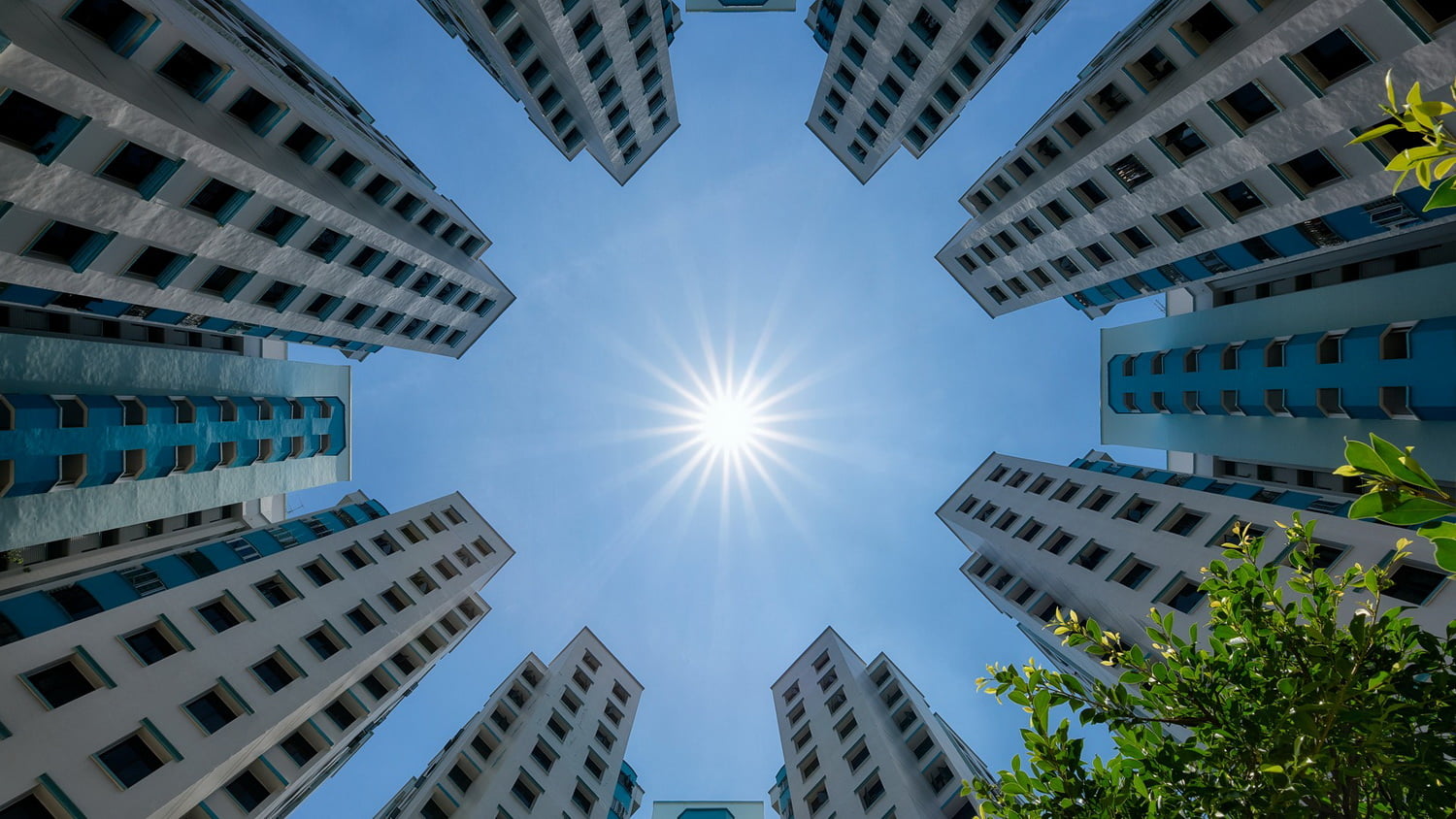 Вид снизу вверх на многоэтажные дома в Сингапуре