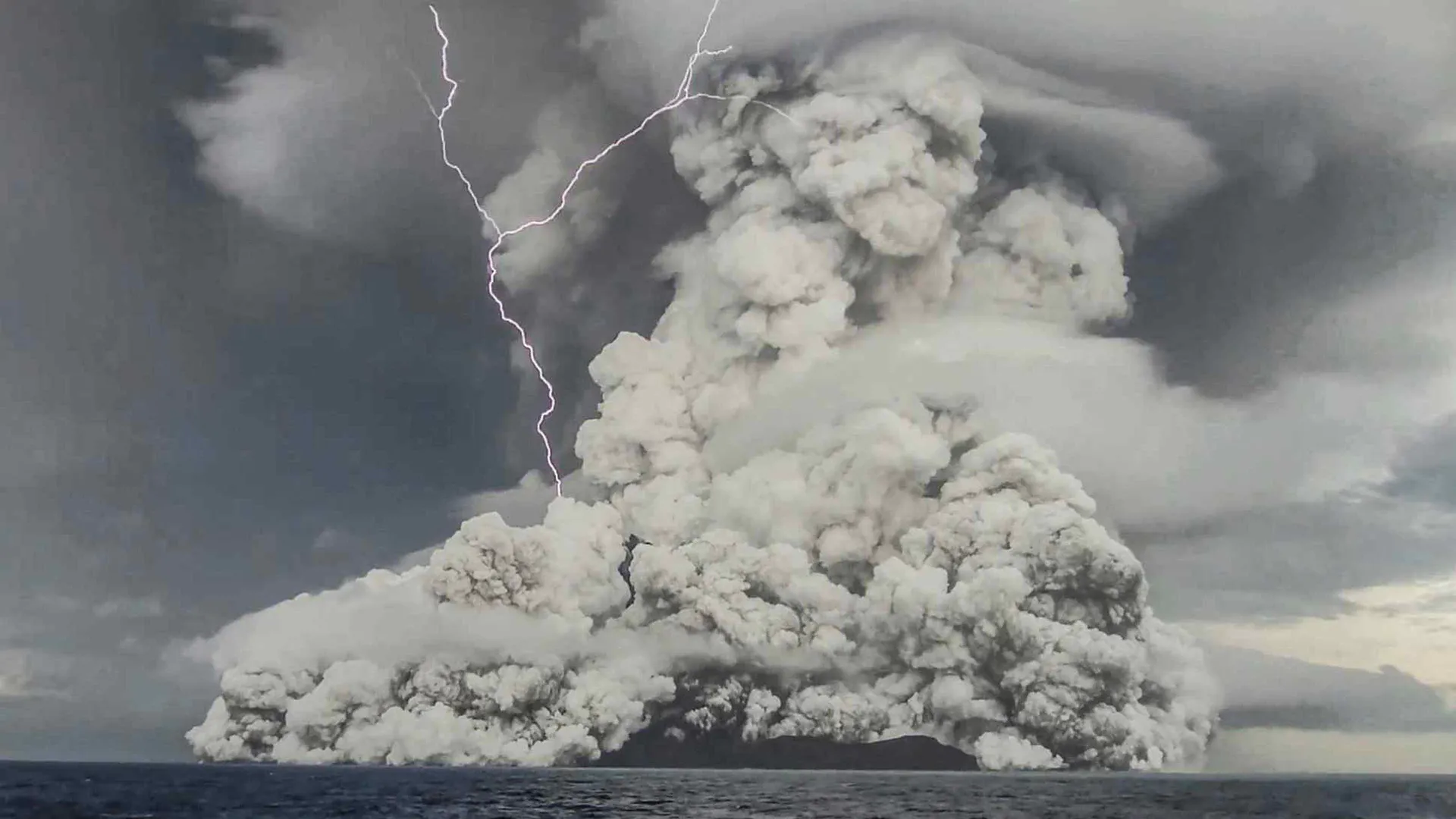 Подводное извержение вулкана Хунга-Тонга-Хунга-Хаапай выпускает шлейф пара