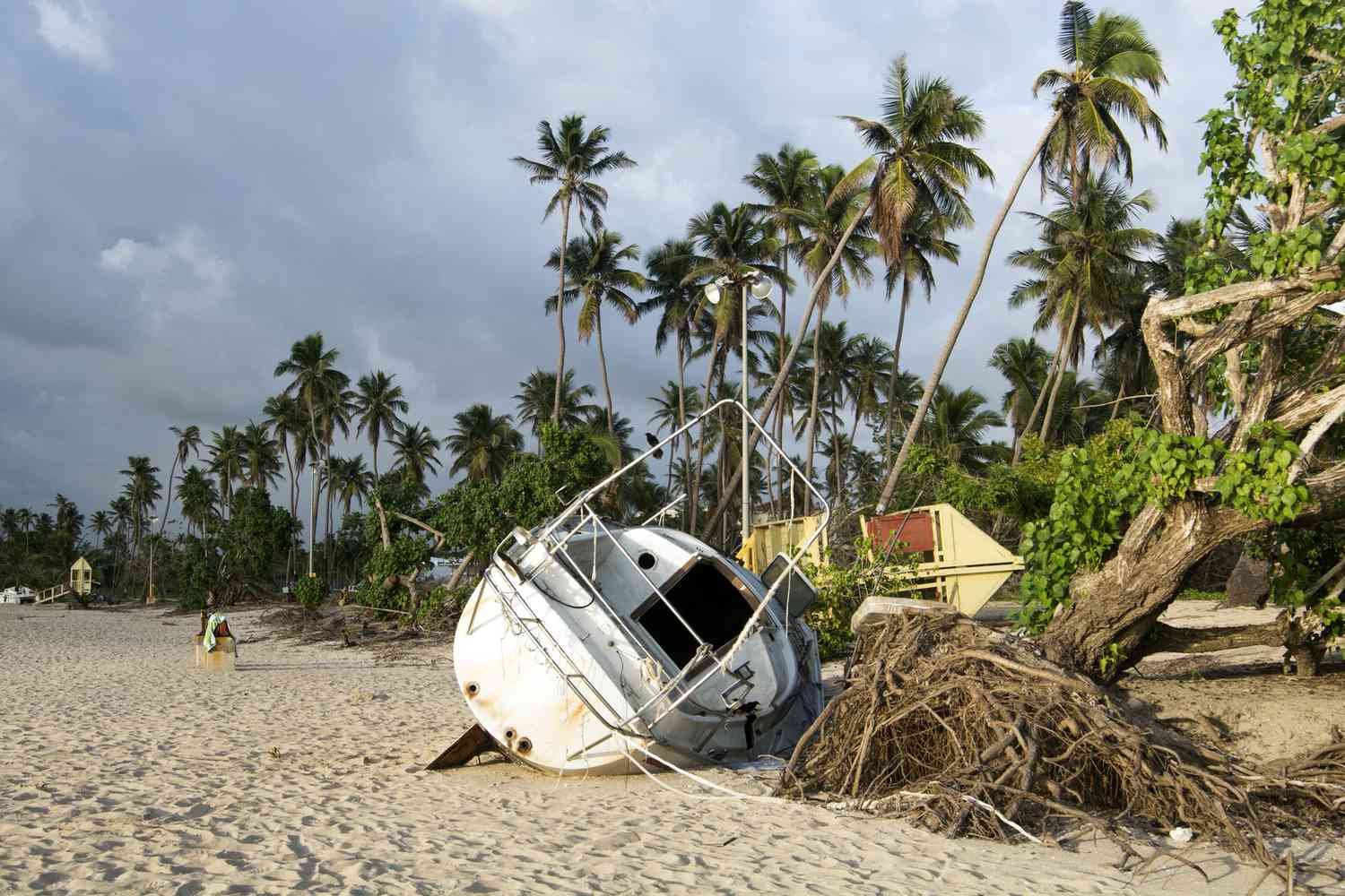 Ущерб от урагана Мария 2017 года на пляже