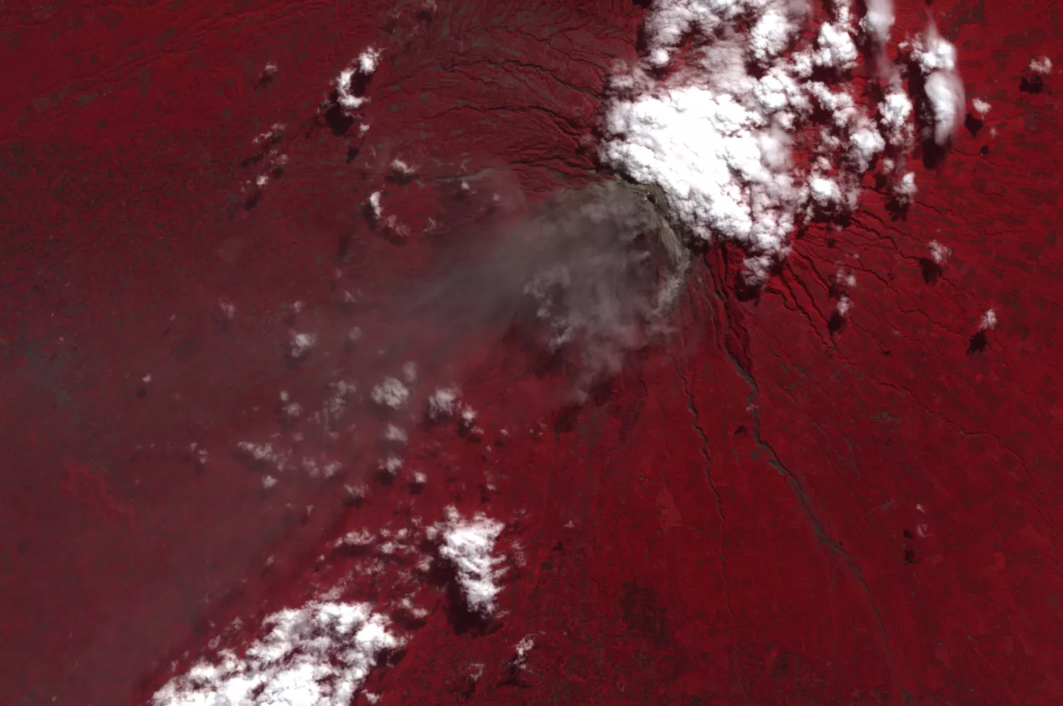 Вулканический шлейф вулкана Мерапи