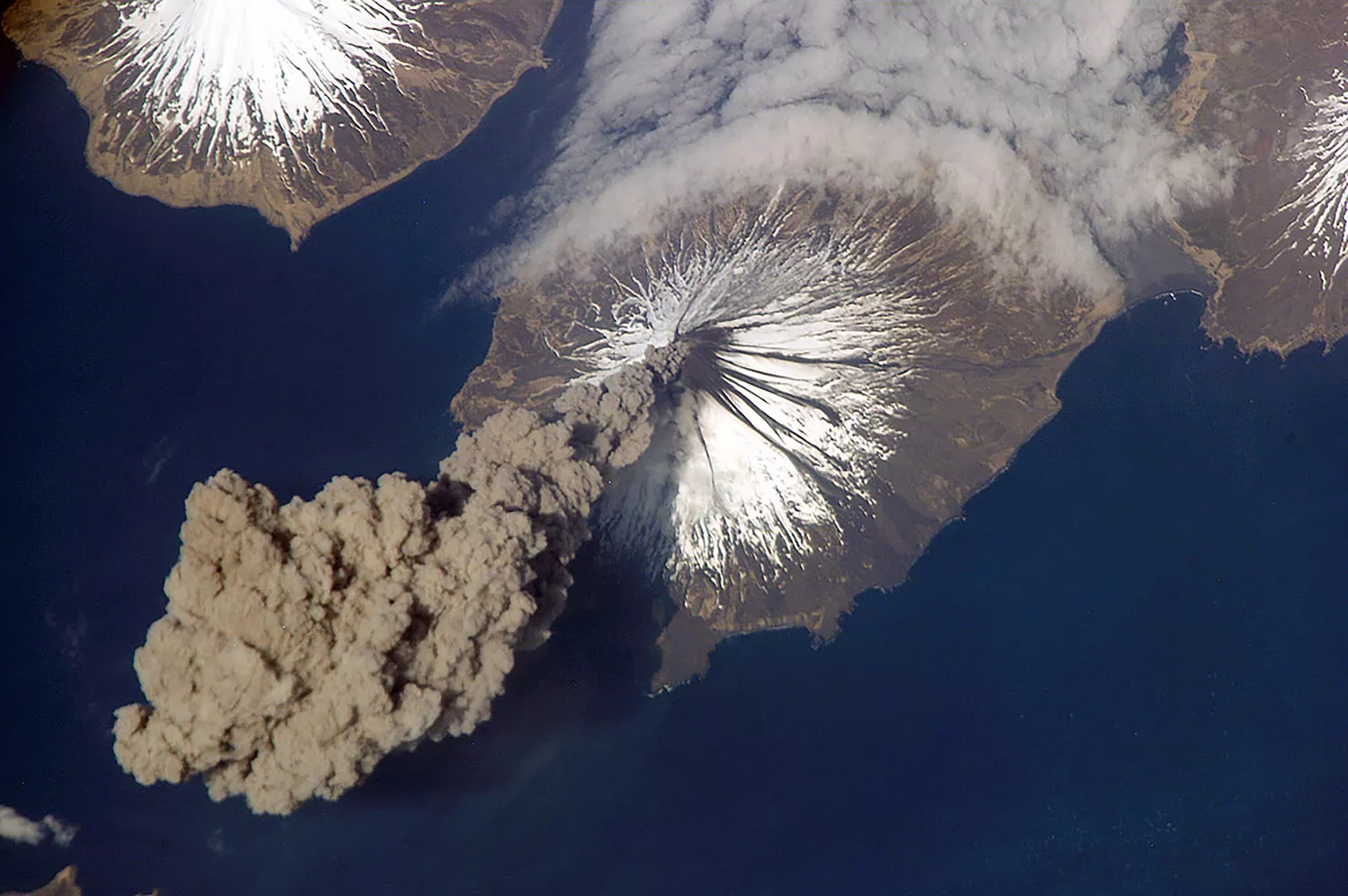 Вулкан Кливленд извергает серый дым на Алеутских островах