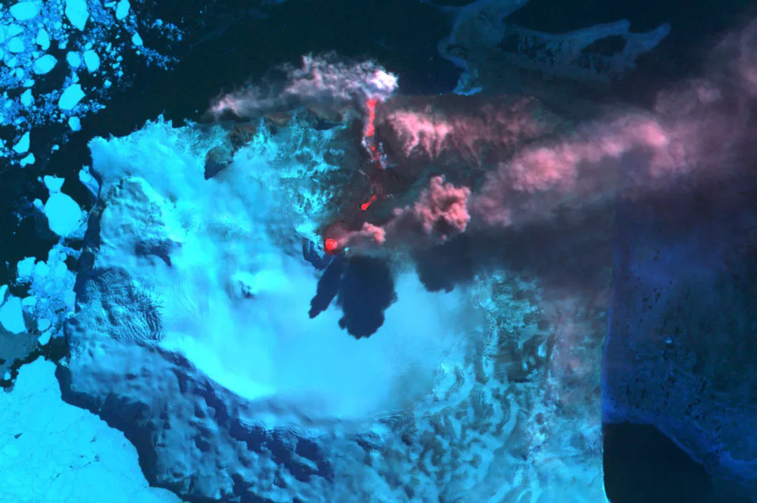 Гора Белинда на Южных Сандвичевых островах извергает пламя и дым