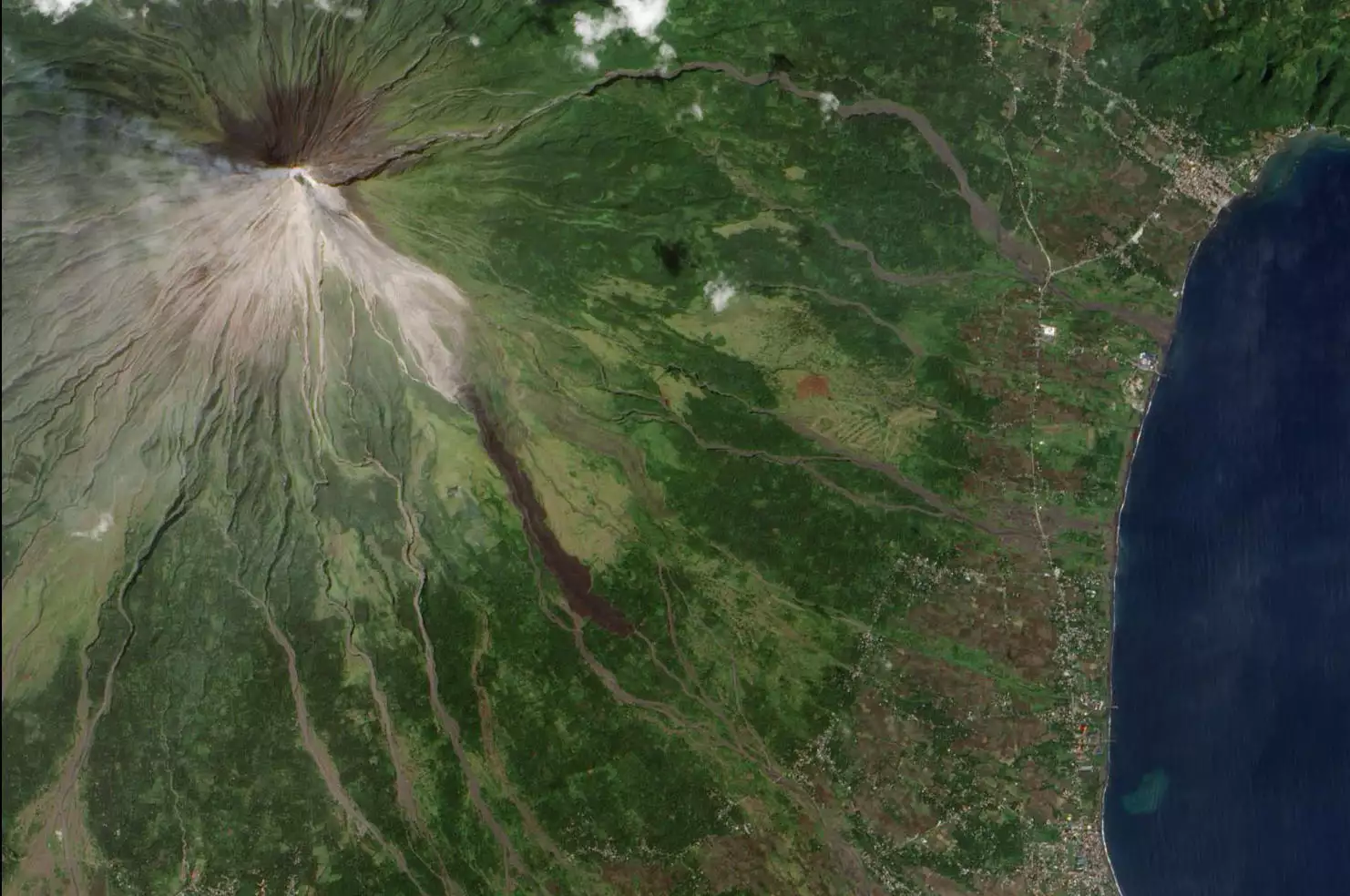 Изображение вулкана Майон на Филиппинах, полученное NASA