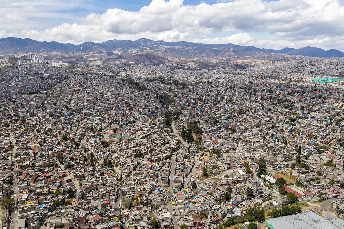 Вид с воздуха на многолюдный город